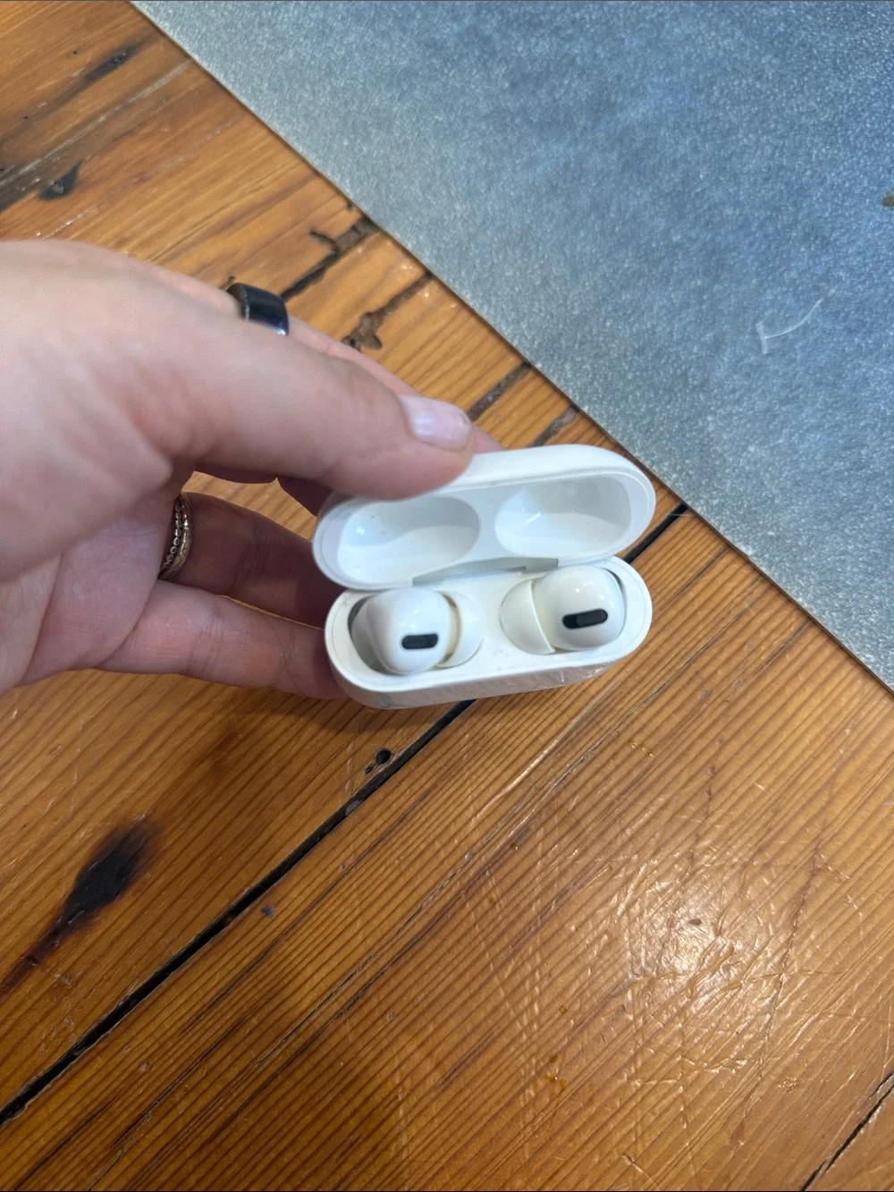 Apple AirPods *broken* White Wireless Earbuds Charging Case - USB-C Port